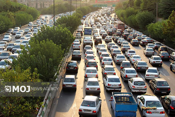 پلیس راهور از ترافیک سنگین در محورهای شرقی و غربی پایتخت خبر داد