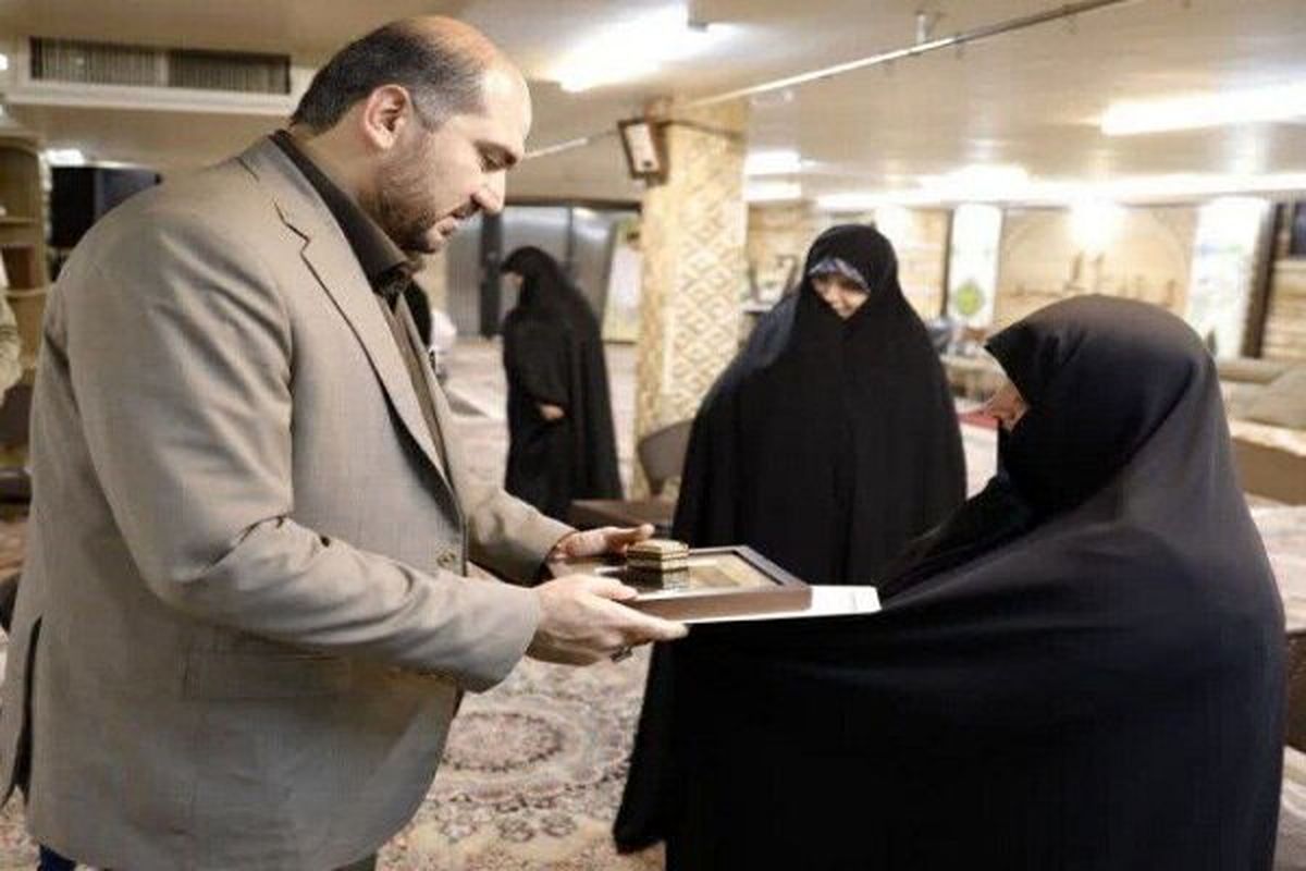 معاون اجرایی رئیس جمهور در دیدار با خانواده شهید حسن طهرانی‌مقدم