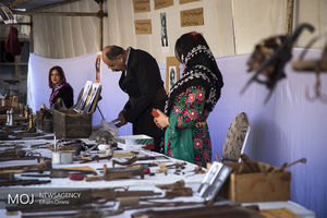 نظر سرمایه گذاران را به سمت صنایع دستی جلب کنیم