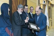 تندیس برنزین جایزۀ ملی کیفیت به شرکت فولاد مبارکه اختصاص یافت