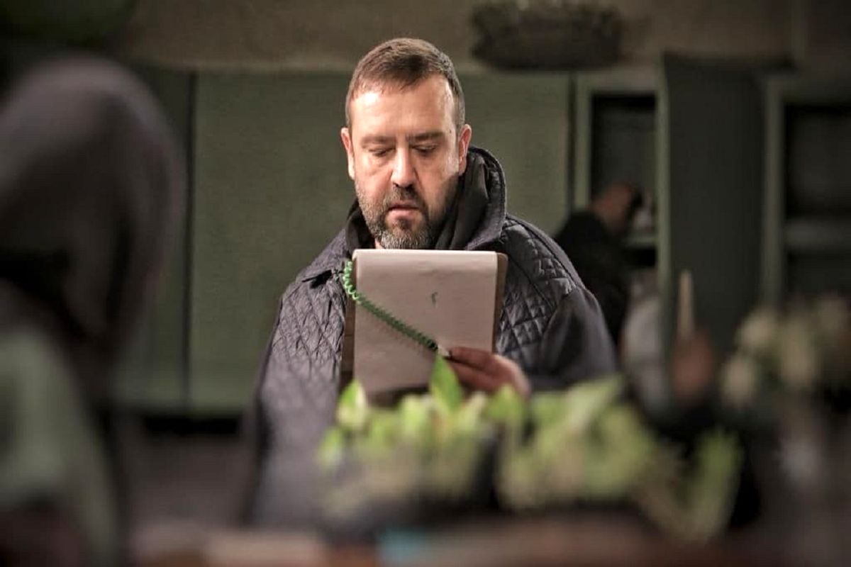 سریال بی همگان