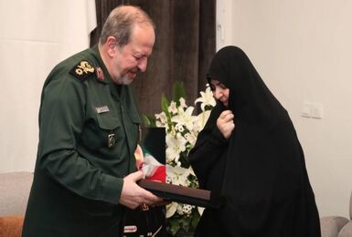 دیدار سرپرست وزارت دفاع با خانواده شهدای جنگ رمضان