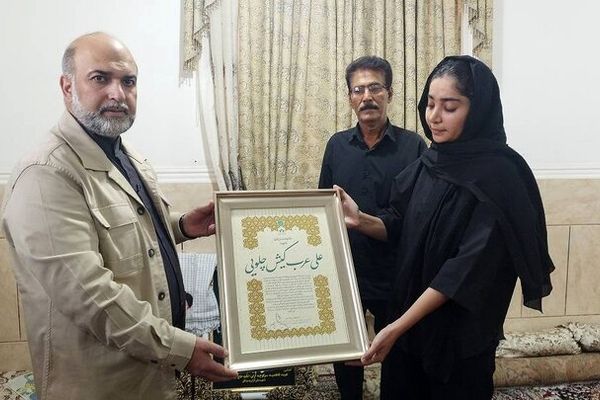 مدیرعامل صندوق  اعتباری هنر با خانواده دو تن از شهدای دانش آموز میناب ملاقات کرد