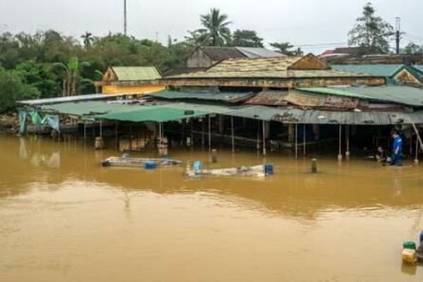 مرگ ۹۰ نفر در سیل و رانش زمین ویتنام