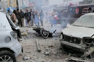 لحظه وقوع انفجار انتحاری در داخل نیروهای امنیتی در پیشاور پاکستان + فیلم
