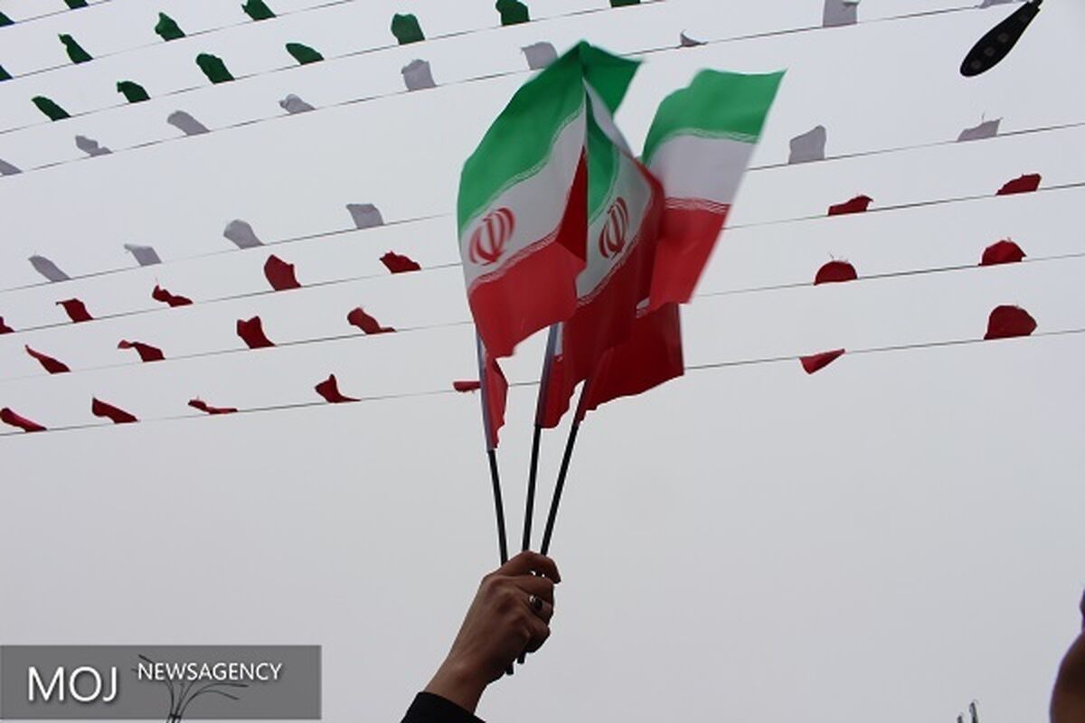 پرچم ایران بالاست