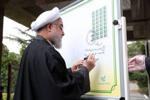 روحانی تمبر یادبود تلاشگران خط مقدم مبارزه با کرونا رونمایی کرد