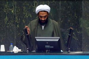 استیضاح وزیر اقتصاد با ۱۰۰ امضا تقدیم هیات رئیسه مجلس شد