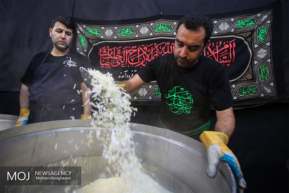 توزیع غذای نذری در هیئت مسلم ابن عقیل