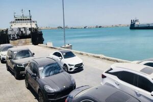 تخلیه نخستین محموله خودروهای ترانزیتی در بندر جاسک