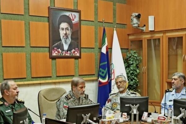 فرمانده کل ارتش و سرپرست وزارت دفاع دیدار کرد
