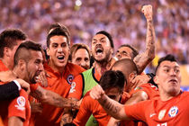 دستکش طلا، کفش طلا و توپ طلا به شیلیایی‌ها رسید