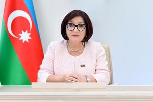 حضور رئیس مجلس جمهوری آذربایجان در مراسم تشییع رهبر شهید