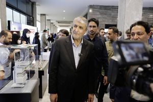 اسلامی از نمایشگاه دستاوردهای هسته‌ای بازدید کرد