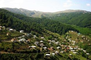 کمرپشت؛ روستایی با خانههای کاهگلی و درختان انبوه