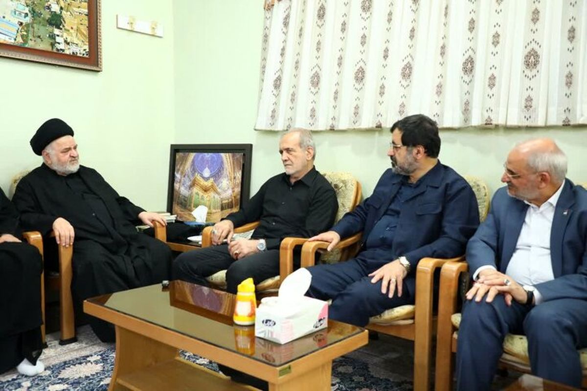 رئیس‌جمهوری با نماینده آیت‌الله سیستانی در قم دیدار کرد