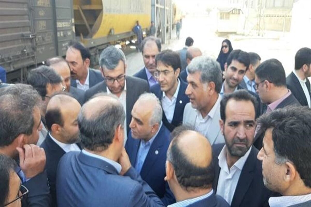 وزیر اقتصاد پس از بررسی فرآیند های کاری بندر امام خمینی(ره)