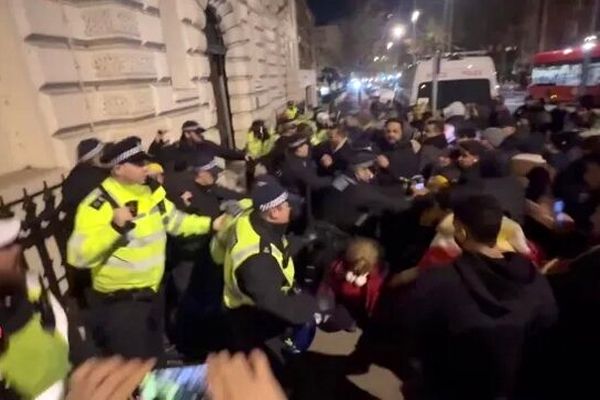 تجمع عناصر خشونت‌طلب مقابل سفارت در انگلیس/ چند نفر بازداشت شدند