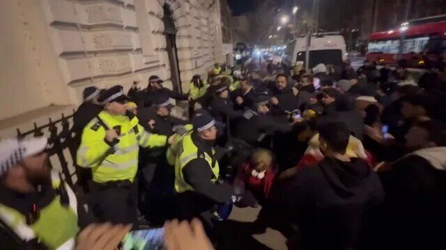 تجمع عناصر خشونت‌طلب مقابل سفارت در انگلیس/ چند نفر بازداشت شدند