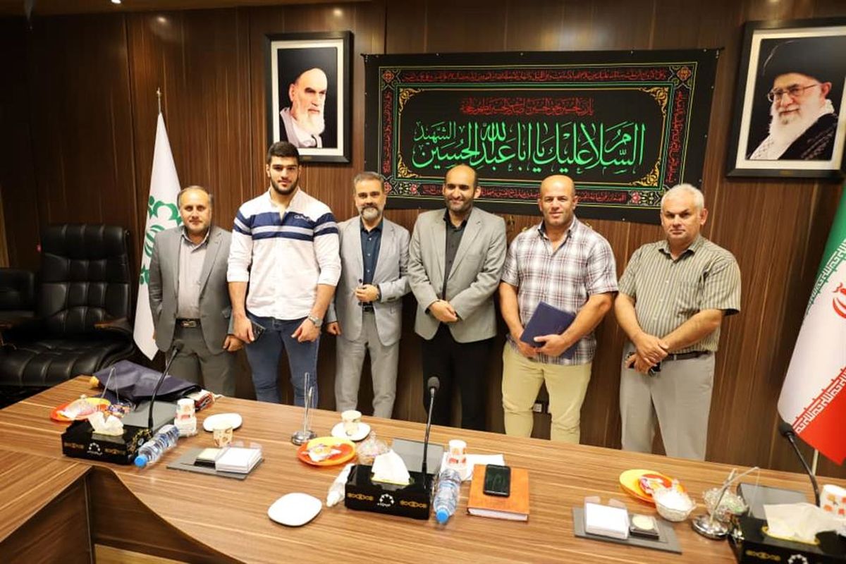 تجلیل از قهرمان کشتی 