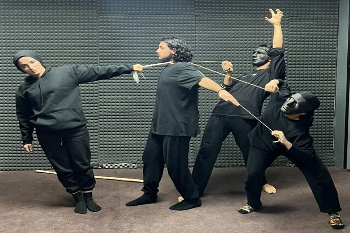 نمایش افسانه مانلی