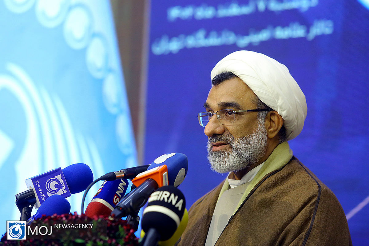 مراسم آئین اعطای نشان استاد ممتازی