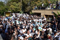 بدرقه‌ تاریخی با «هوای گریه» / پرونده پزشکی کیارستمی بر فراز دستان مردم