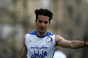 آواز خوانی نورافکن برای سایر بازیکنان به دستور شفر