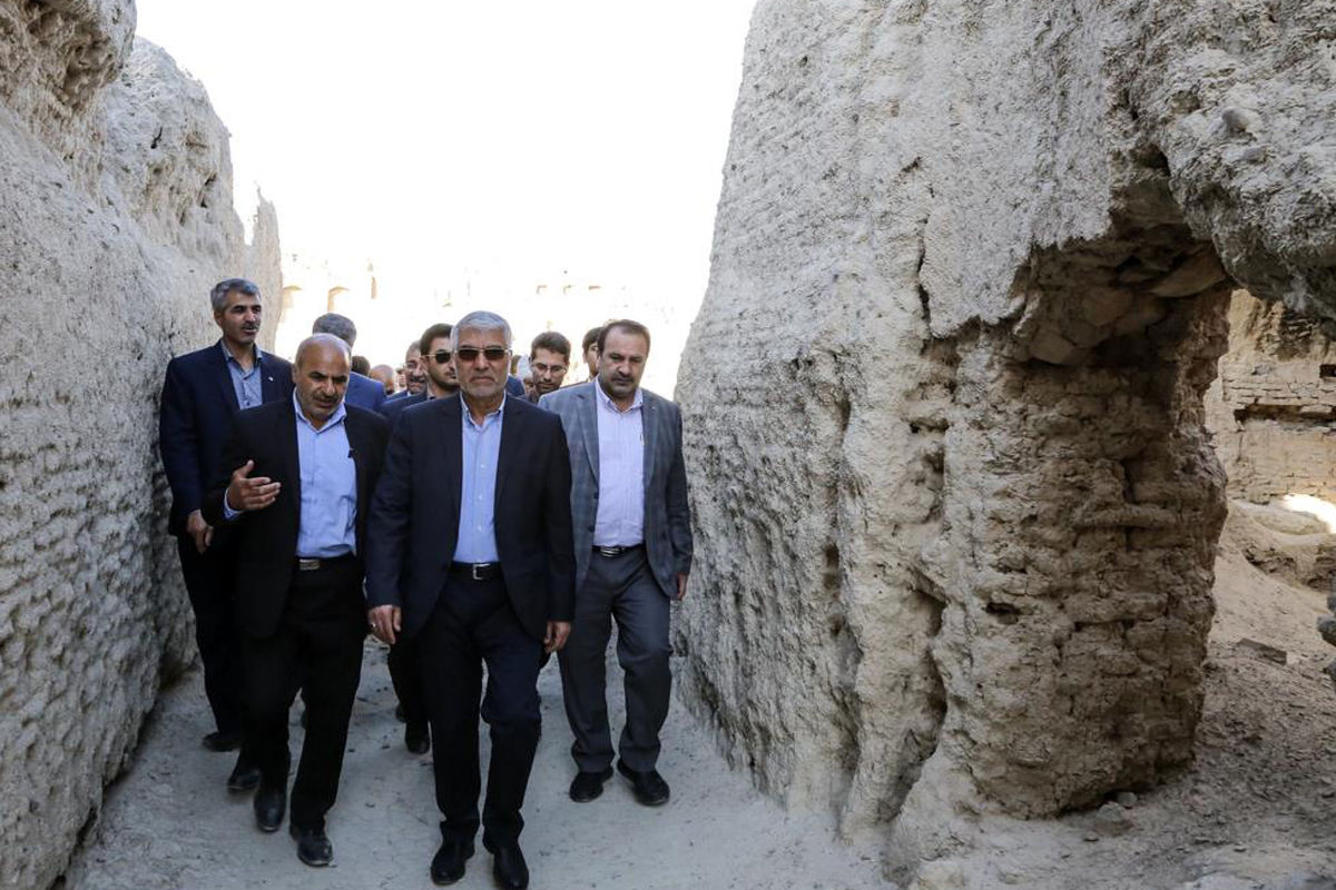 اسماعیل تبادار در بازدید از قلعه تاریخی ایزدخواست
