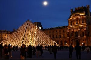 نرده‌های امنیتی تازه روی پنجره دردسرساز لوور نصب شد