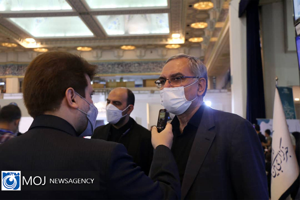 بازدید وزیر بهداشت از بیست و نهمین نمایشگاه بین المللی قرآن