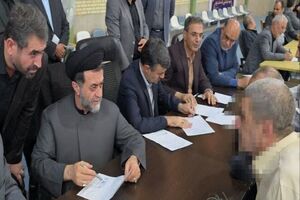 میز خدمت قضایی در زندان مرکزی شیراز؛ آزادی ۳۰ زندانی و اعطای مرخصی به ۱۰۰ نفر