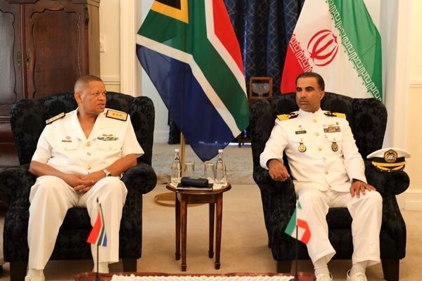 دیدار فرمانده ناوگروه ١٠٣ نداجا با فرمانده نیروی دریایی آفریقای جنوبی