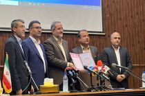 تحویل اسناد 10 هزار هکتار زمین به مدیرعامل منطقه آزاد قشم