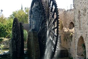 شارژ موبایل در طبیعت با چرخ آبی + تصویر