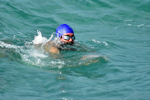 شنای ورزشکار هرمزگانی از بندر خصب تا بندرعباس 