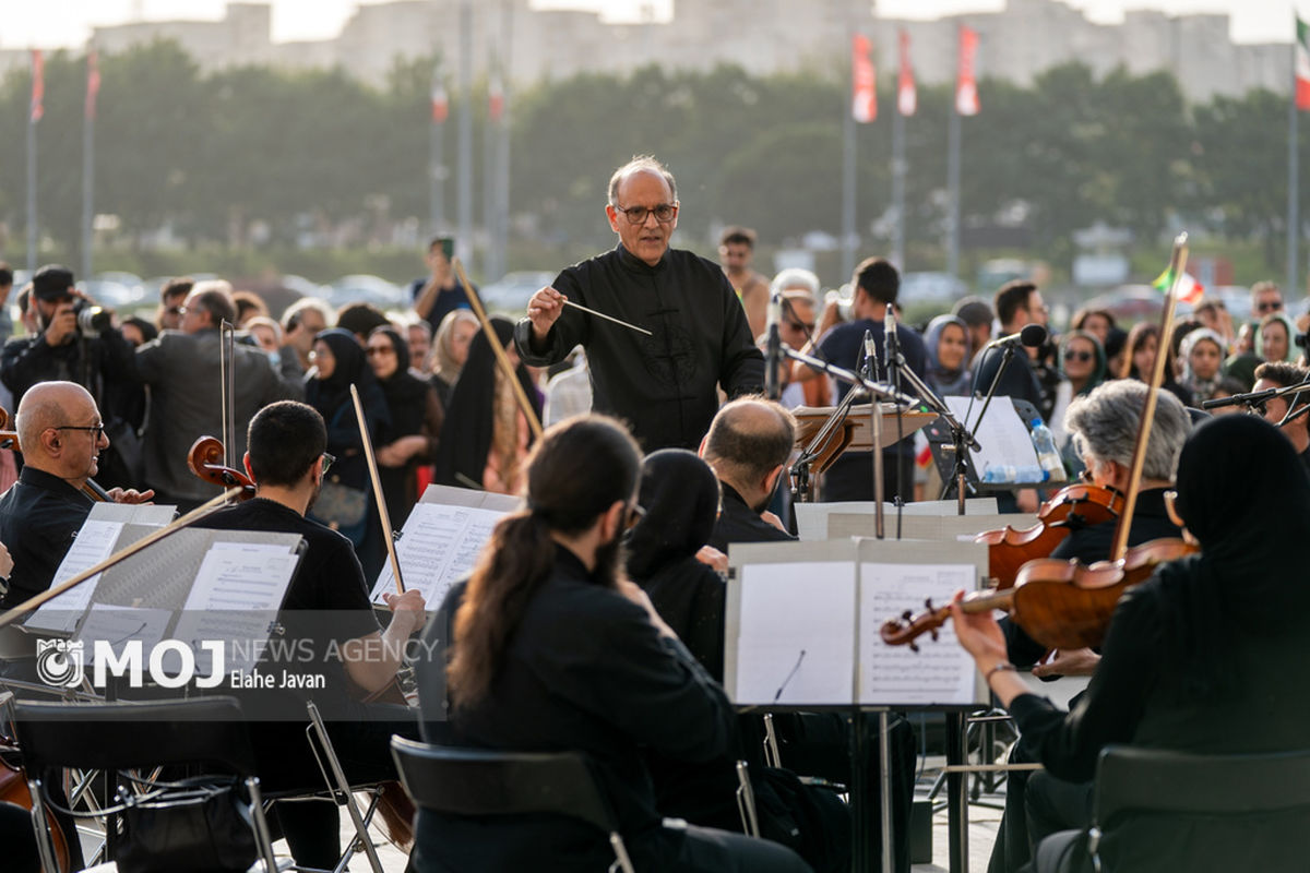 اجرای ارکستر سمفونیک تهران در میدان آزادی
