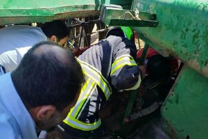 نجات راننده کمباین از زیر ماشین واژگون شده در روستای کولانکوه