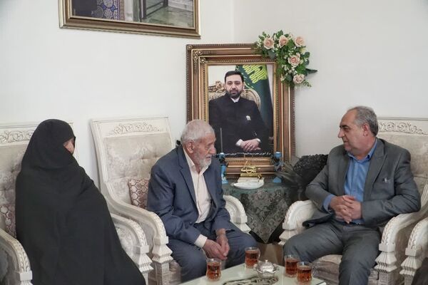 سرمست هفته دولت را با دیدار خانواده شهید مالک رحمتی آغاز کرد