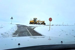 بارش برف و ریزش کوه گردنه گناباد_ سرایان را مسدود کرد