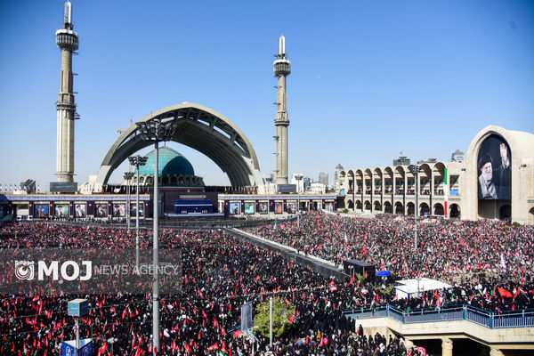 اهتزاز پرچم سرخ «یا لثارات الحسین» بر فراز مصلی در آیین وداع با رهبر شهید