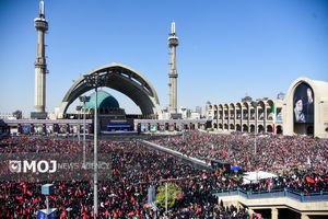 اهتزاز پرچم سرخ «یا لثارات الحسین» بر فراز مصلی در آیین وداع با رهبر شهید