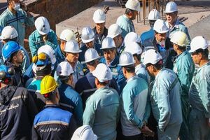 کارگران گروه فولاد مبارکه همراهان وفادار جبهه صنعت و دلگرمی دوران گذار از بازسازی