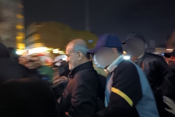 پزشکیان در تجمع خیابانی شب ۱۲ فروردین حضور یافت