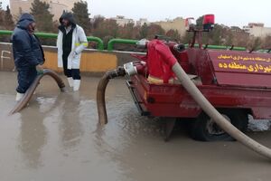 تلاش شبانه روزی پرسنل منطقه 10 شهرداری اصفهان برای رفع آبگرفتگی