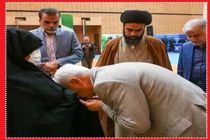 بوسه از روی ادب عذرخواهی از باب گسترش محبت