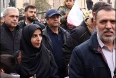 رئیس کل بانک مرکزی در راهپیمایی ۲۲ بهمن حضور یافت