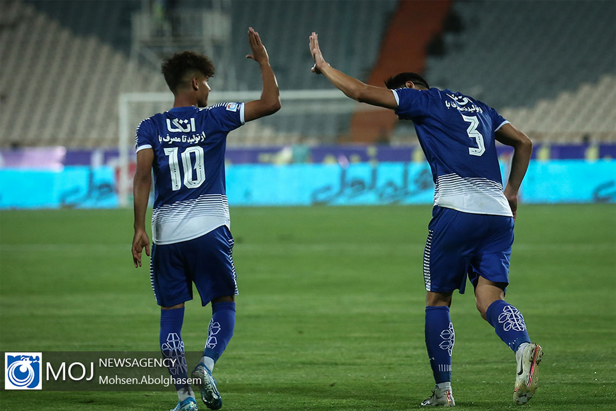 دیدار تیم های فوتبال استقلال تهران و فولاد خوزستان