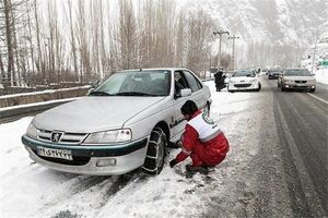 رانندگان در محورهای برف‌گیر از زنجیر چرخ استفاده کنند