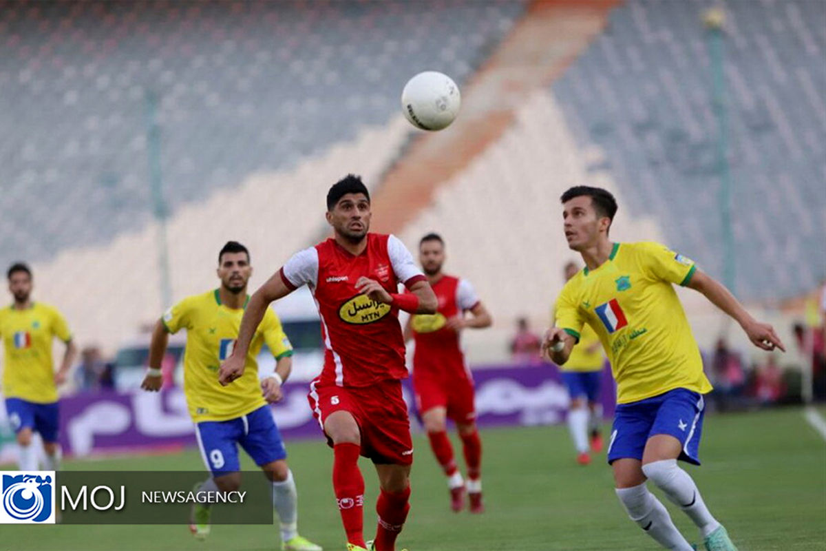 دیدار تیم‌های فوتبال پرسپولیس و صنعت نفت آبادان
